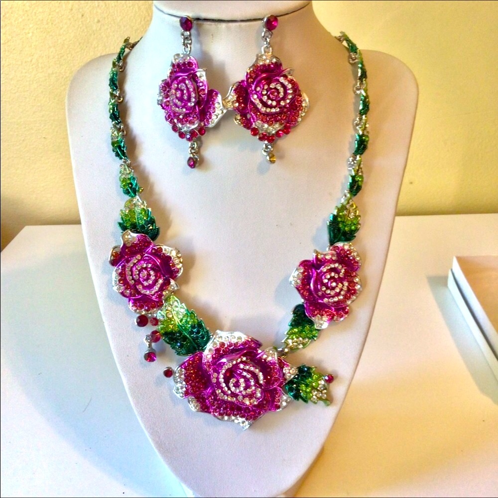 NEW. A THOUSAND PINK/GREEN RHINESTONES FLOWERED SET